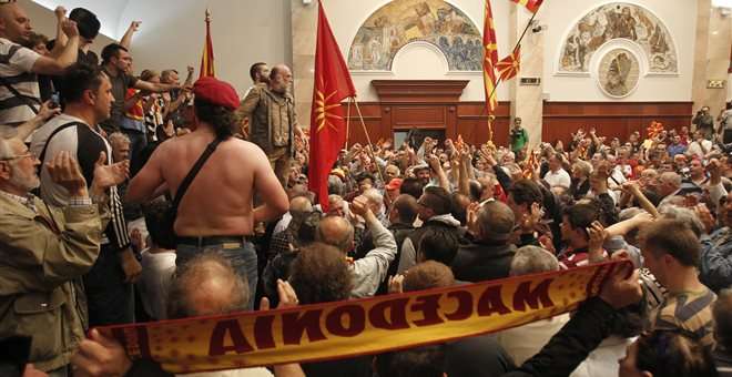 Βαριές ποινές και αμνηστίες για την εισβολή στην Βουλή της Β. Μακεδονίας - Media