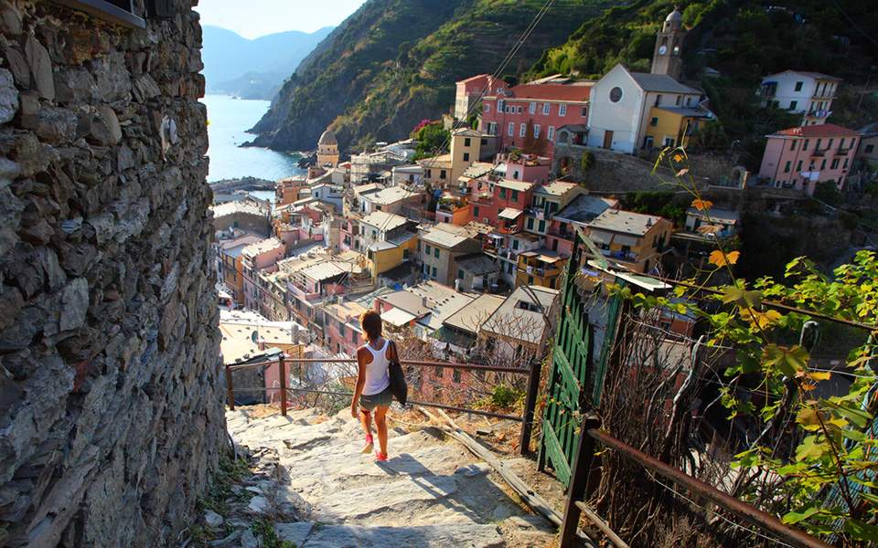 Ιταλία: Πρόστιμο στους τουρίστες που κάνουν πεζοπορία με σαγιονάρες στην περιοχή Cinque Terre - Media