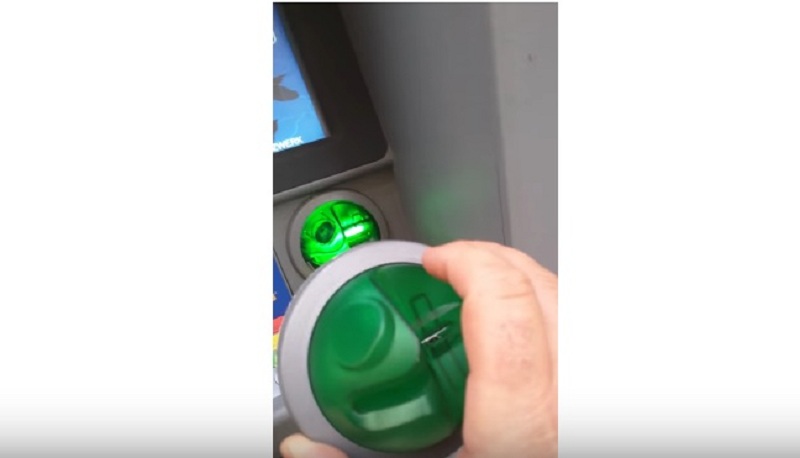 Τουρίστας εντόπισε σύστημα απάτης σε ATM (Video) - Media