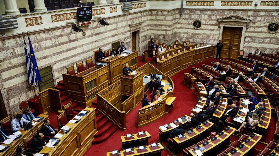 Κόλαση στη Βουλή: Τέσσερα νομοσχέδια ως την Παρασκευή, αποχώρησαν ΝΔ-ΔΗΣΥ - Media