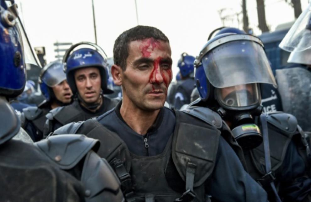 Χαμός με μαζικές διαδηλώσεις στο Αλγέρι - Παραιτούνται βουλευτές του κυβερνώντος κόμματος - Media