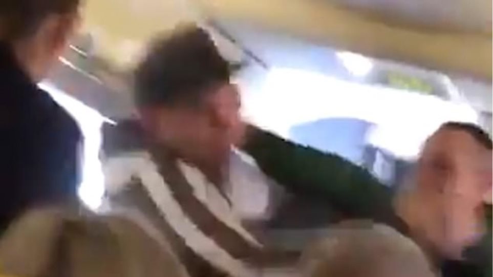 Άγριο ξύλο μέσα σε αεροπλάνο για ένα ζευγάρι… παπούτσια – Του δάγκωσε με μανία τη μύτη (Video)  - Media