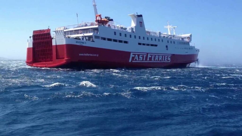 Βλάβη σε πλοίο με προορισμό Τήνο και Μύκονο - Πληροφορίες για πρόσκρουση σε ξέρα - Media