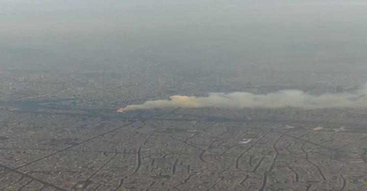 Επιβάτης αεροπλάνου κατέγραψε τη φωτιά στη Notre Dame κατά τη διάρκεια της πτήσης - Media