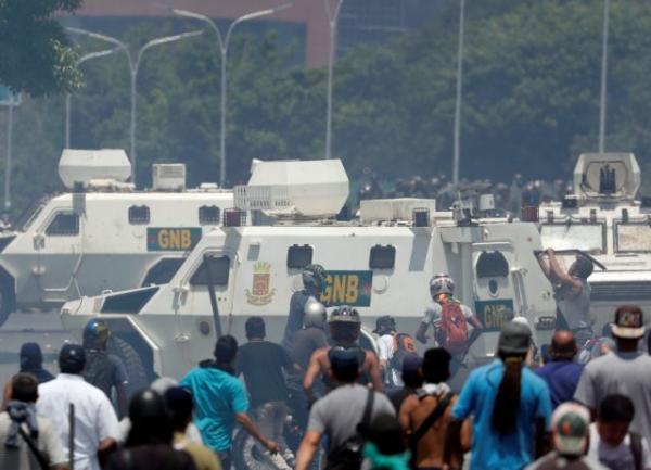 Βενεζουέλα: Στρατιωτικό όχημα έπεσε πάνω σε διαδηλωτές (Σκληρό Video) - Media