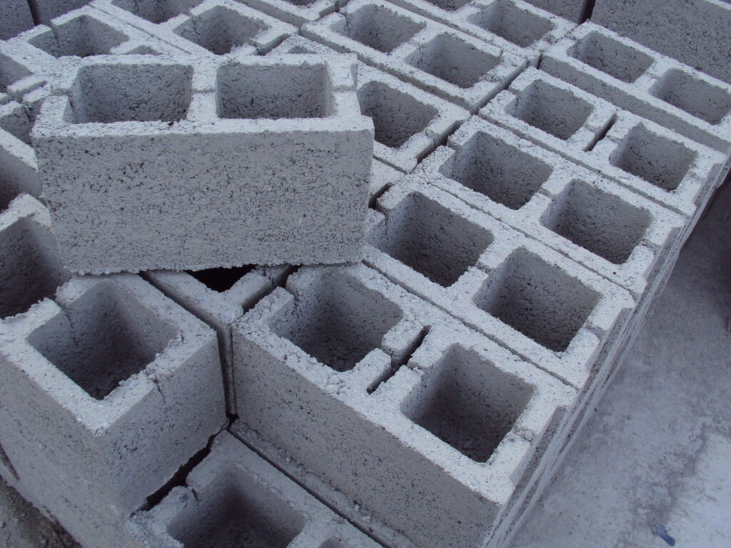 Γλίτωσε από θαύμα - Του έπεσε …τσιμεντόλιθος στο κεφάλι - Media