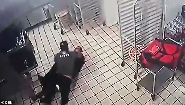 Εργαζόμενος ξυλοκόπησε ληστή και εκείνος τον ικέτευσε να του επιστρέψει το όπλο (Video) - Media