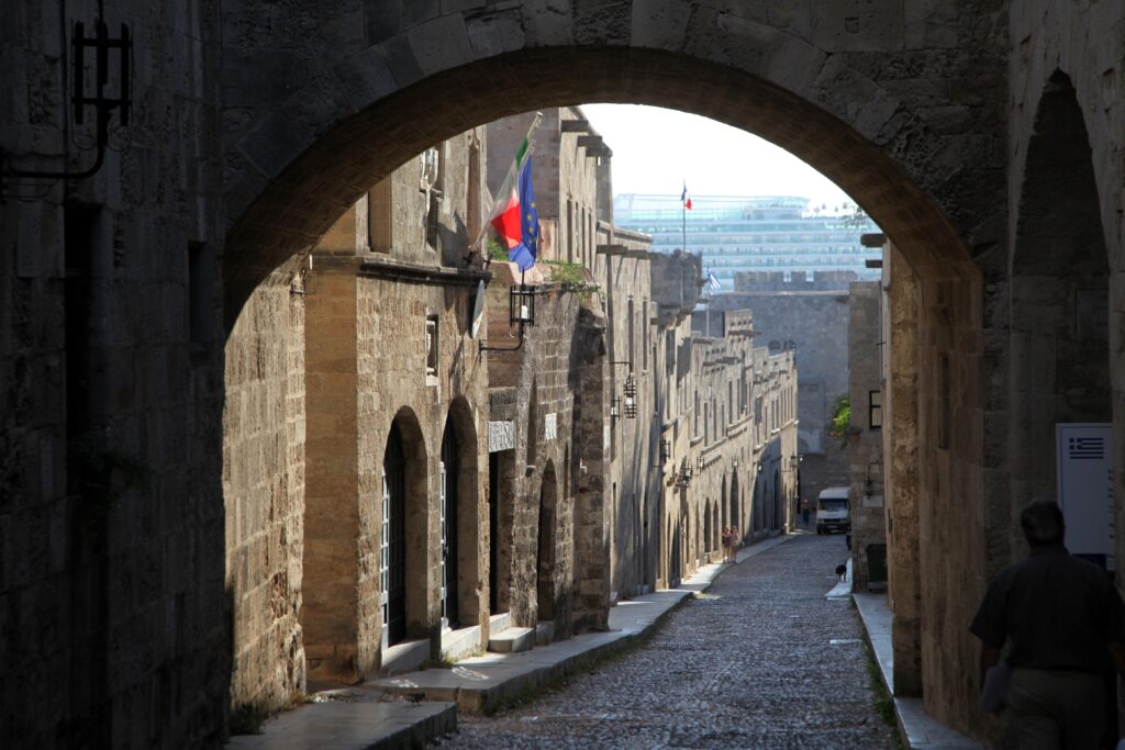 Νέες αποκαλύψεις στη Ρόδο: Αντάλλασαν σε κλειστό group στο facebook γυμνές πόζες από τις κοπέλες τους  - Media