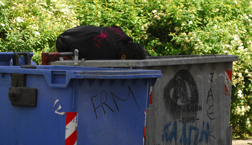 Δημοτικοί υπάλληλοι βρήκαν το νεκρό βρέφος στο Αίγιο - Νοσηλεύεται φρουρούμενη η μητέρα - Media