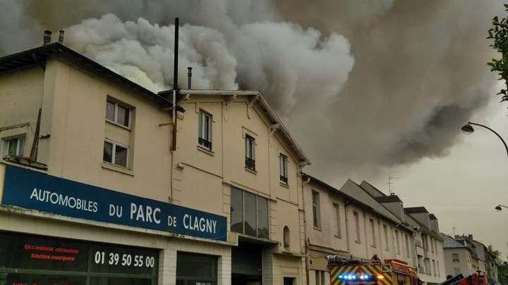 Oι πρώτες εικόνες από τη μεγάλη φωτιά στις Βερσαλλίες (Photo, Video) - Media