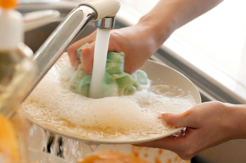 Το απίστευτο κόλπο για να καθαρίσετε την κατσαρόλα χωρίς τρίψιμο (Photos) - Media