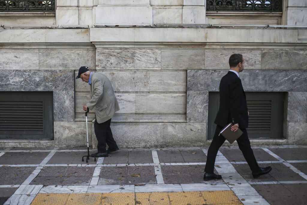 Αγανάκτηση για 190.000 ασφαλισμένους που έχουν καταθέσει αίτηση συνταξιοδότησης - Media