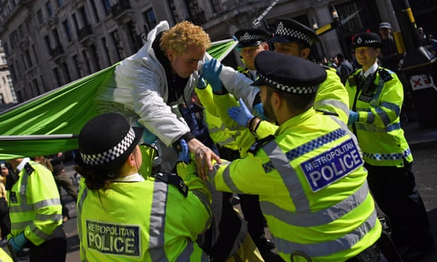 Οικολογικές… διαδηλώσεις στο Λονδίνο - Τουλάχιστον 718 συλλήψεις από την περασμένη Δευτέρα - Media