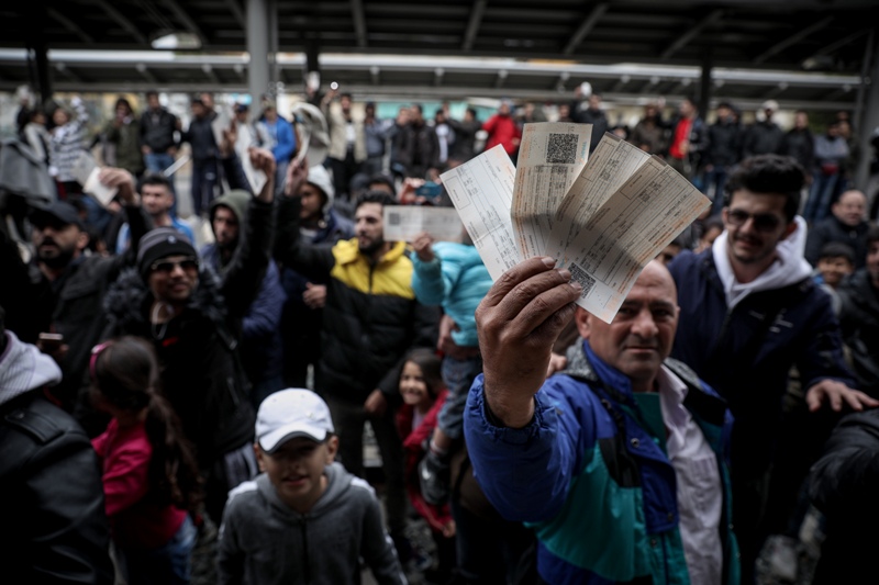 Αποχωρούν οι πρόσφυγες από τον σταθμό Λαρίσης - Χάος μετά την επιστράτευση ΜΑΤ για να μην ταξιδέψουν στη Βόρεια Ελλάδα - Media