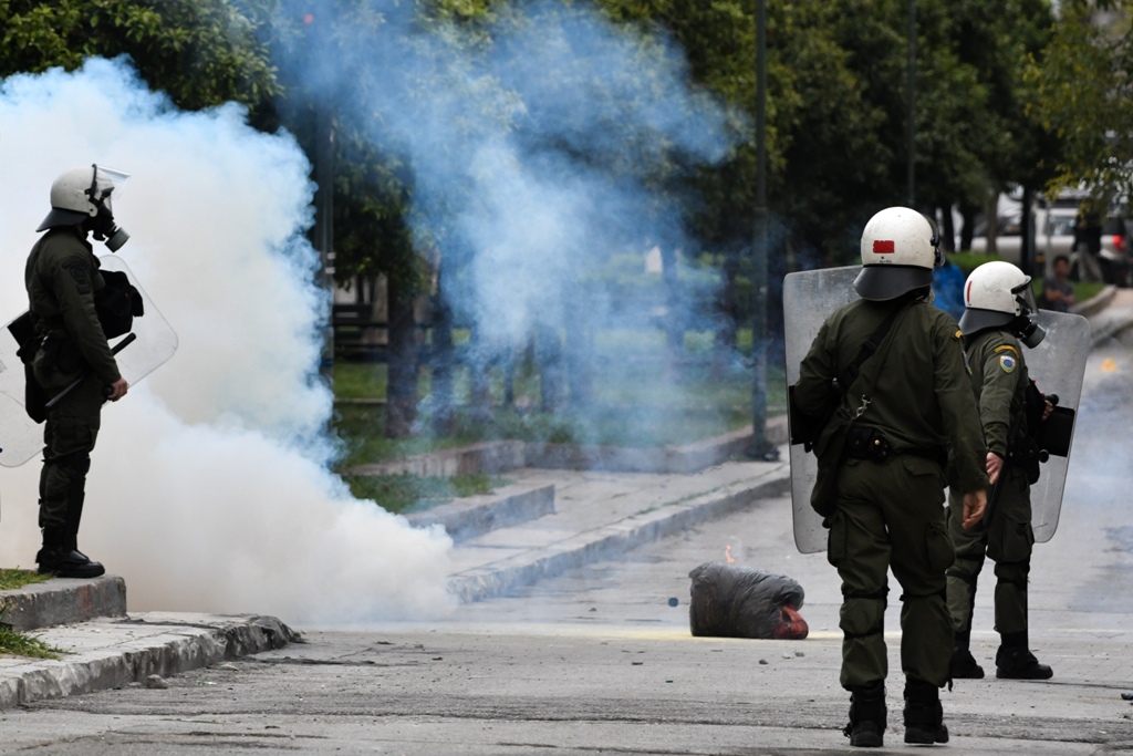 Επεισόδια στα Εξάρχεια με πετροπόλεμο και μολότοφ (Photos-Video) - Media