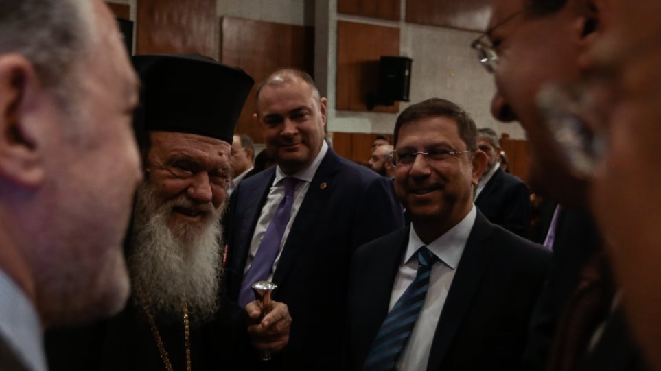 Ιερώνυμος και Κώστας Καραμανλής στην παρουσίαση του τρίτομου έργου για την χειρουργική - Media