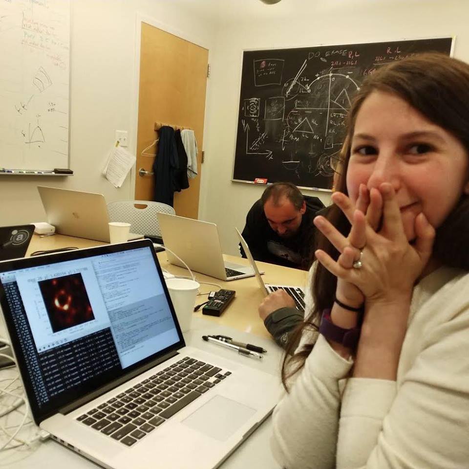Η έκρηξη χαράς της νεαρής επιστήμονα όταν εμφανίστηκε η εικόνα της μαύρης τρύπας (Photo) - Media