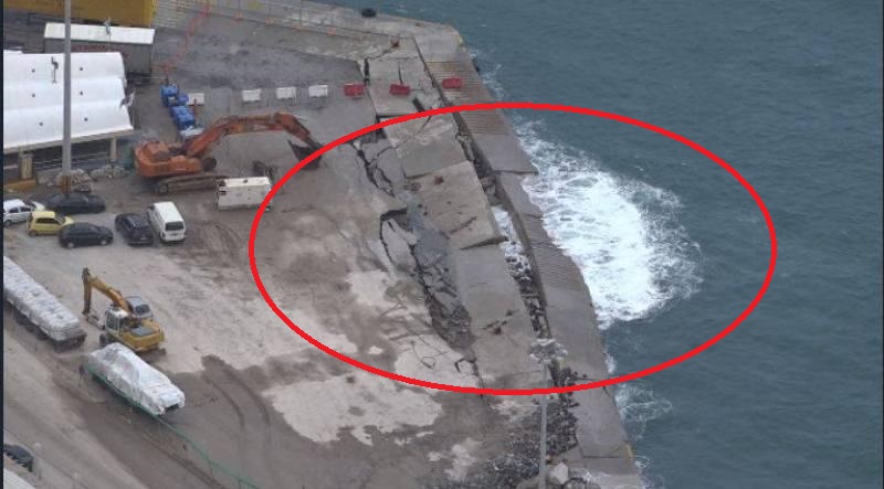 Το κύμα διέλυσε το λιμάνι της Σαντορίνης! (Photos) - Media