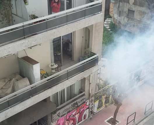 «Πνίγηκε» από δακρυγόνο η ΑΣΟΕΕ - Ασφυκτικό το κλίμα από επέμβαση της αστυνομίας κατά χρηστών - Media