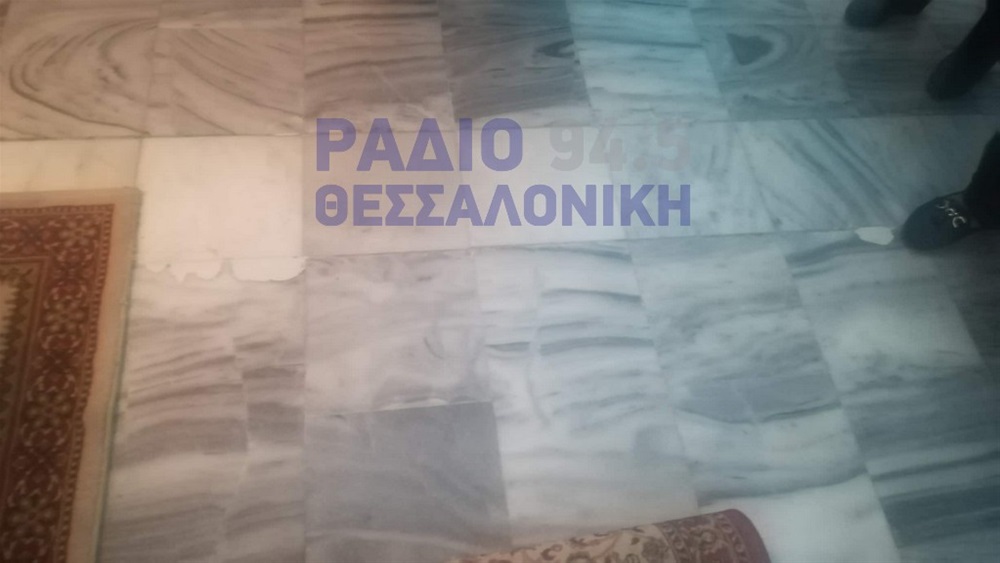 Συρρέουν σε εκκλησία της Ασπροβάλτας όπου πιστός «είδε τον άγιο Γεώργιο στο πάτωμα» - «Είναι τα νερά του μαρμάρου» ξεκαθαρίζει ο ιερέας - Media