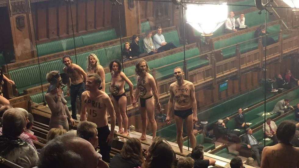 Γδύθηκαν στο βρετανικό κοινοβούλιο για να διαμαρτυρηθούν για το κλίμα - «Τα ‘χασαν οι βουλευτές»! - Media
