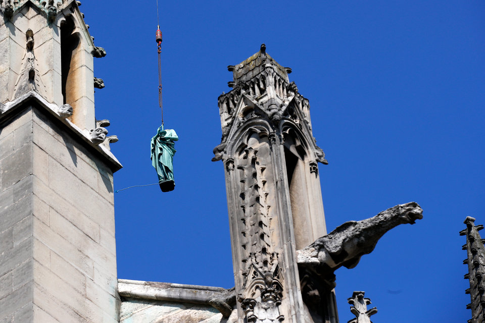 Λίγες μέρες πριν καεί η Notre Dame είχαν αφαιρεθεί 16 αγάλματα από τη στέγη - Media