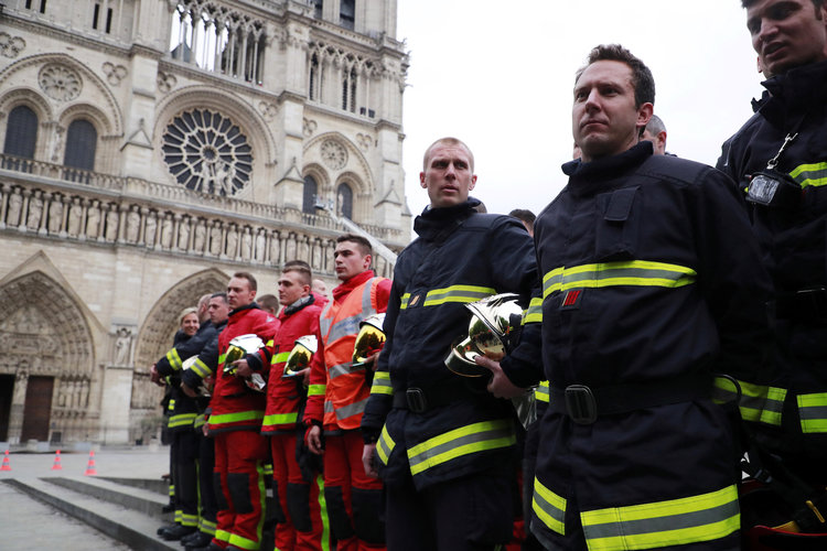«Σε 10 λεπτά από όταν μας κάλεσαν ήμασταν στην Notre Dame», λέει η πυροσβεστική - Media