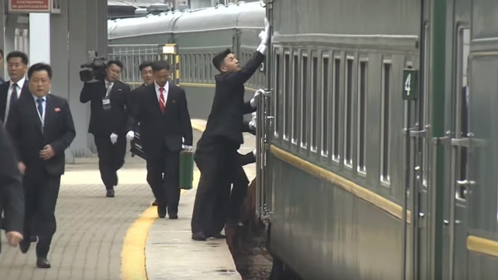 Νέο «επεισόδιο» με τους σωματοφύλακες του Κιμ Γιονγκ-Ουν - Γυάλιζαν σαν μανιασμένοι το βαγόνι του ηγέτη (Video) - Media