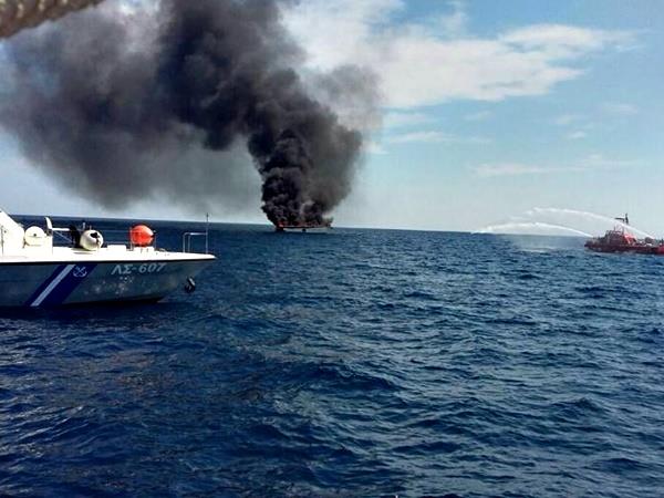 Αναστάτωση στην Αίγινα - Φωτιά σε ιστιοφόρο ανοιχτά του νησιού - Media