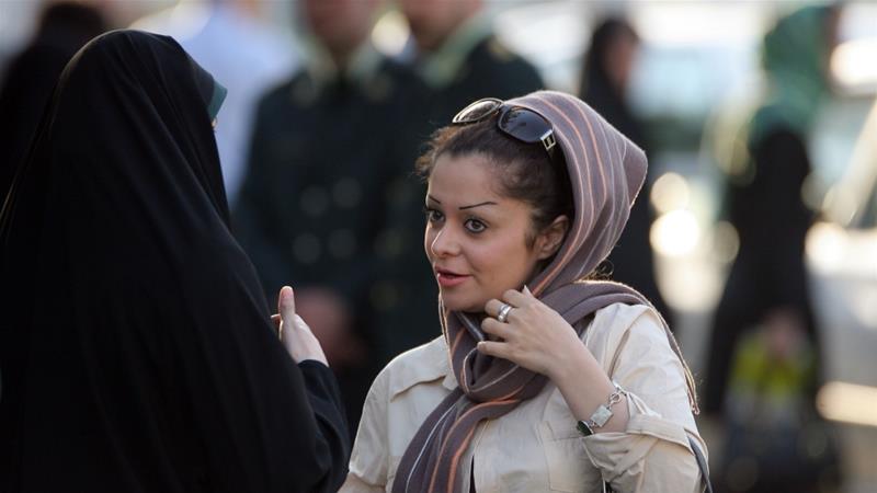 Ιράν: Φυλάκιση ενός έτους σε γυναίκα που δεν φορούσε δημοσίως τη μαντίλα της - Media