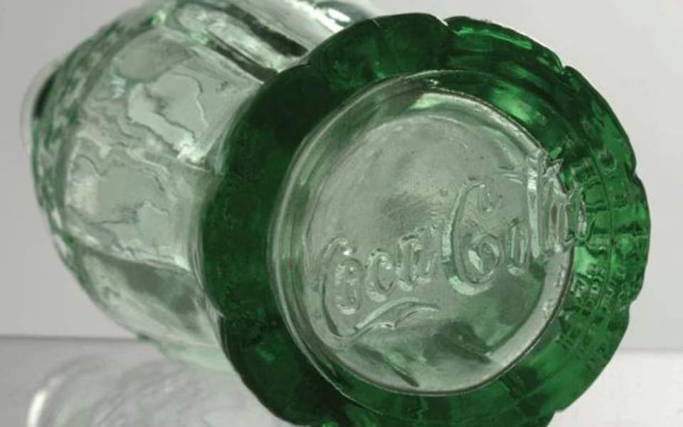 Σε δημοπρασία ένα από τα πρωτότυπα γυάλινα μπουκάλια Coca-Cola - Media