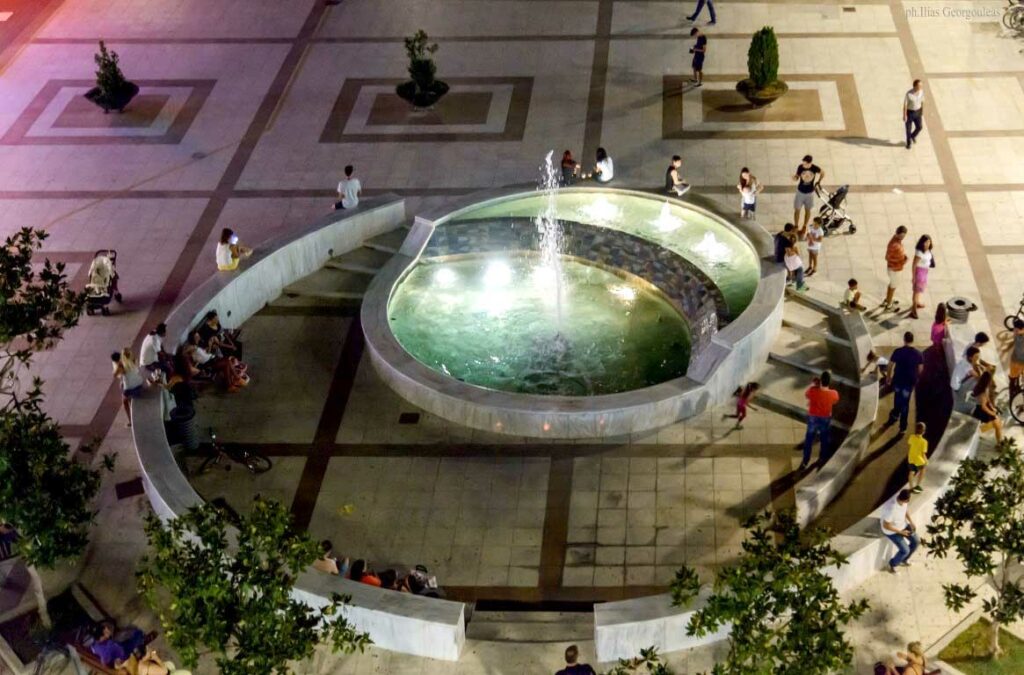 Καλαμάτα: Έκαναν μπάνιο με μπραζίλιαν στο σιντριβάνι της κεντρικής πλατείας (Photos) - Media