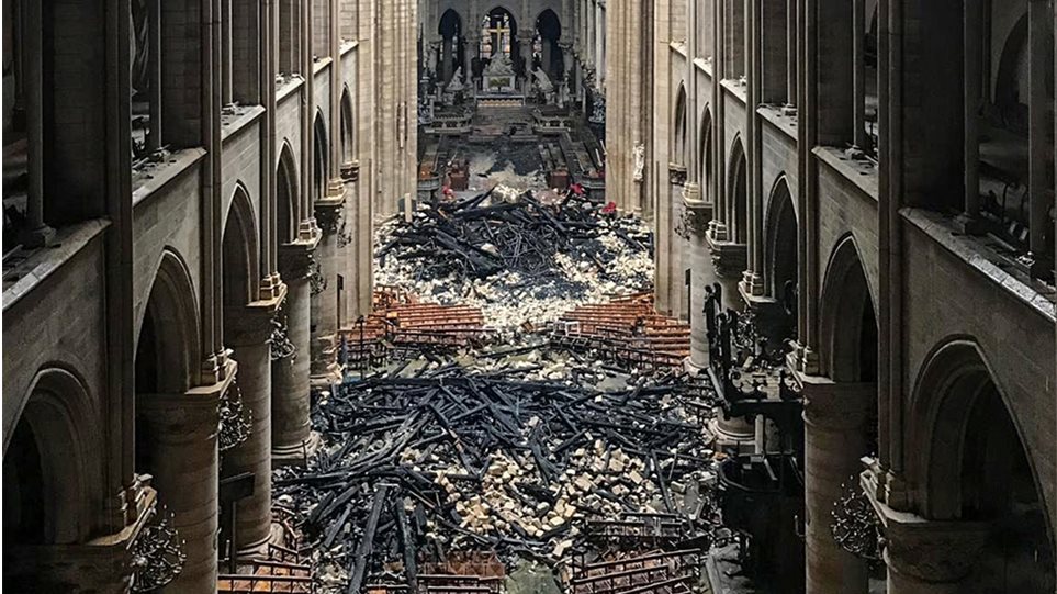 Η επόμενη μέρα της Παναγίας των Παρισίων: Στάχτες και «κάρβουνα» - Σοκαριστικές εικόνες  - Media