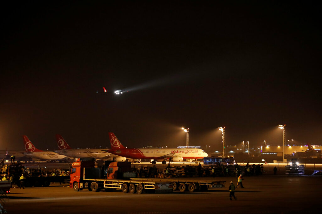 Ιστορικές στιγμές: Η τελευταία πτήση από το «Ατατούρκ» και η προσγείωση στο μεγαλύτερο αεροδρόμιο του κόσμου (Video & Photos) - Media