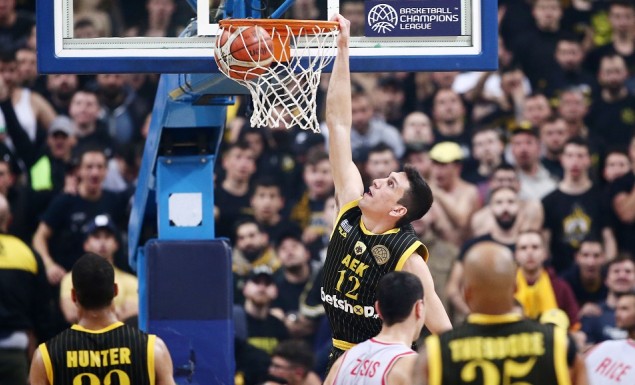 Μπουκάλια στους διαιτητές στο ΟΑΚΑ - Media