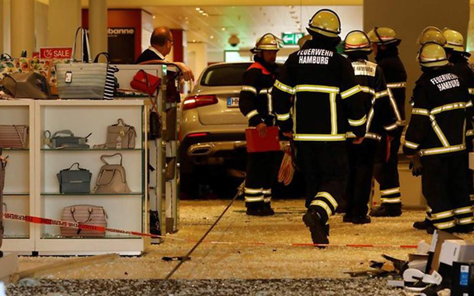 Αυτοκίνητο έπεσε πάνω σε εμπορικό κέντρο στο Αμβούργο - Media