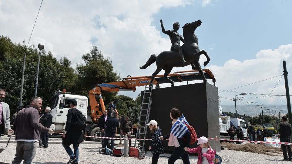 Τοποθετήθηκε το άγαλμα του Μεγάλου Αλεξάνδρου στο κέντρο της Αθήνας (Photos) - Media