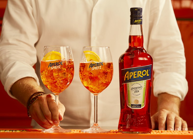 Τα εκατό χρόνια της γευστικής του ιστορίας γιορτάζει το Aperol (Photos)  - Media