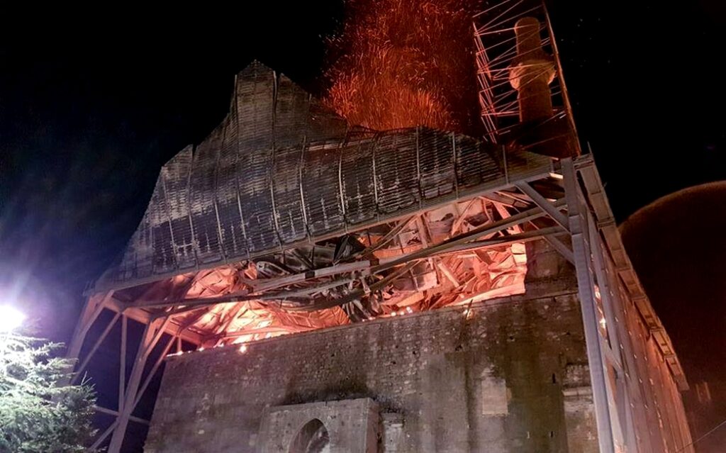 Η «δική μας» Notre Dame: Το θαυμαστό μνημείο της Ελλάδας που έγινε στάχτη εν μέσω συντήρησης (Photos/Video) - Media