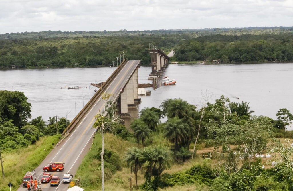 Κατέρρευσε γέφυρα στη Βραζιλία: - Έπεσε πάνω της φέριμποτ (Video) - Media