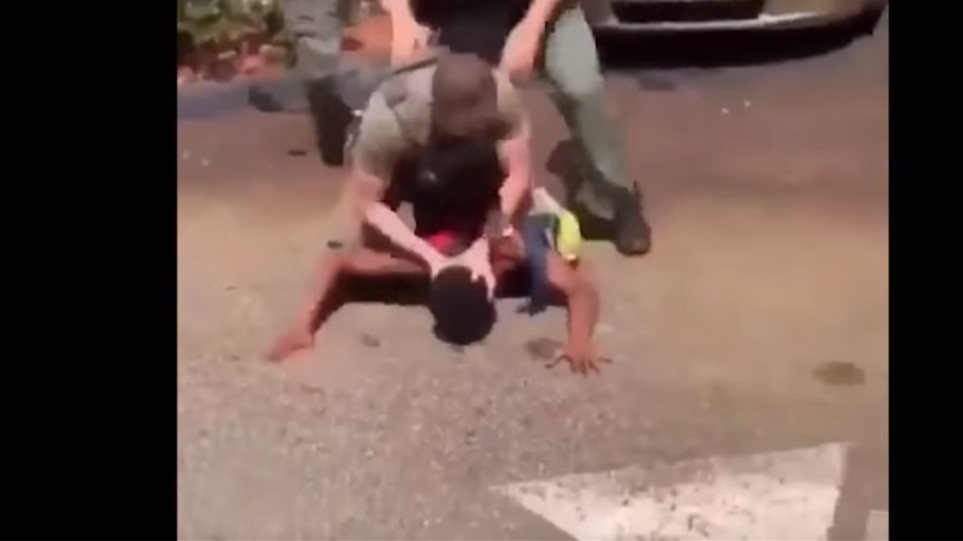 Αστυνομικοί πατάνε κάτω μαύρο παιδί και του χτυπάνε το κεφάλι στo οδόστρωμα πριν το συλλάβουν (Video) - Media