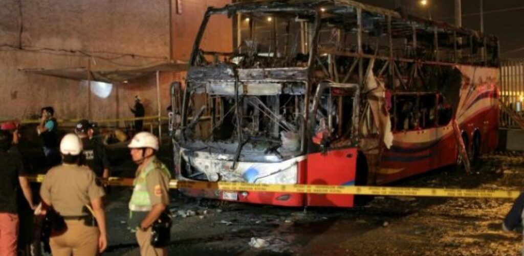 Λεωφορείο στο Περού τυλίχτηκε στις φλόγες: Τουλάχιστον 20 νεκροί - Media