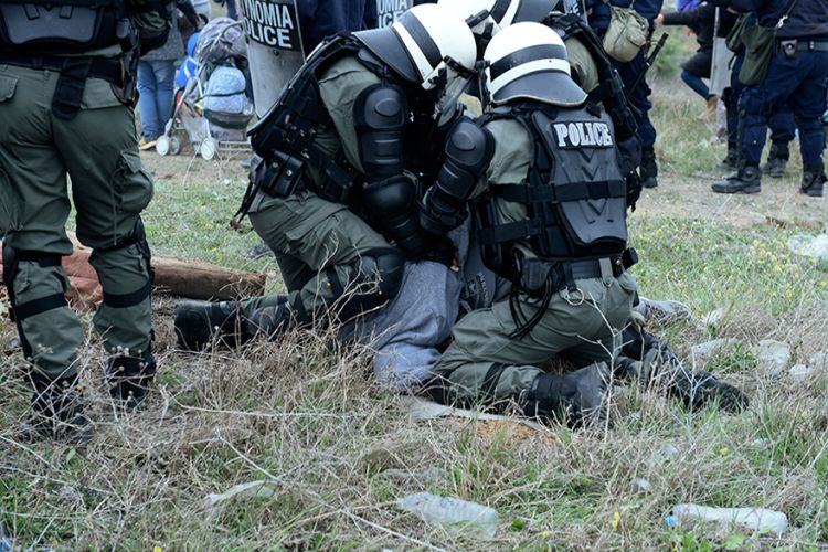 Διαβατά:  Αστυνομικός χτύπησε πισώπλατα φωτορεπόρτερ - Τι καταγγέλλει η ΕΦΕ  - Media