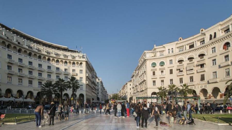 Νεαροί πλακώθηκαν στην Αριστοτέλους για μια αφίσα - Media