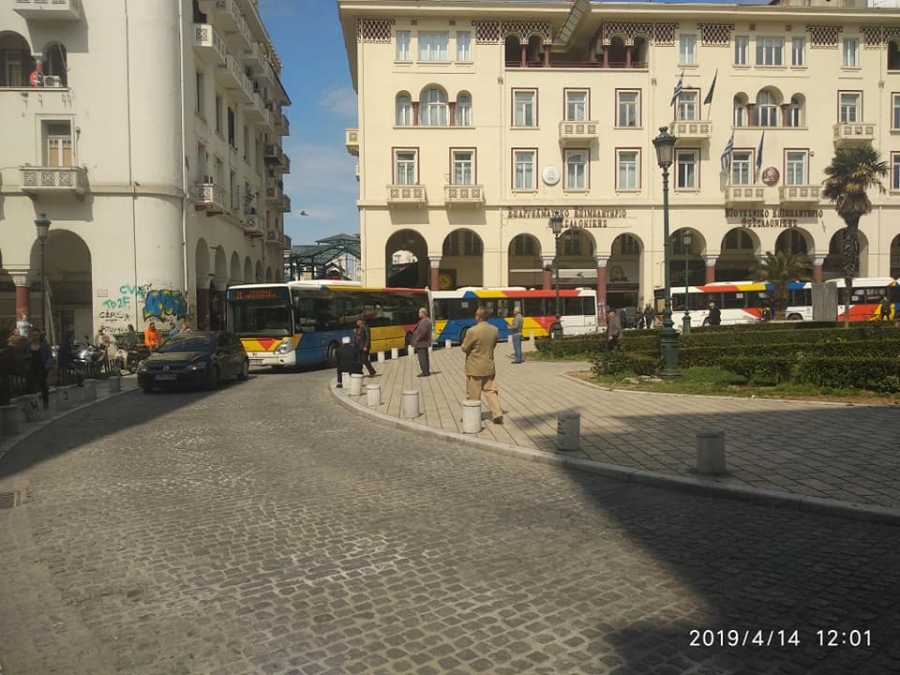 Θεσσαλονίκη: Οδηγός μπλόκαρε λεωφορεία του ΟΑΣΘ για να πάρει... γλυκά - Media