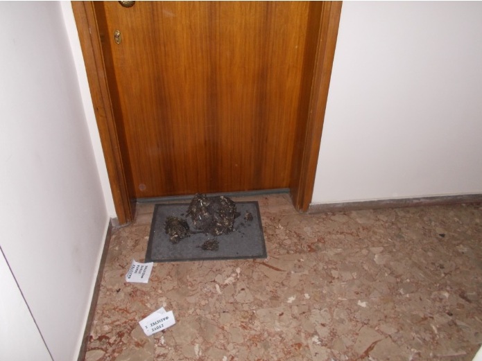 Άφησαν περιττώματα στην πόρτα δικηγόρου της Χρυσής Αυγής (Photo) - Media