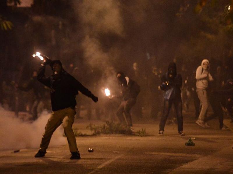 Άλλη μια νύχτα επεισοδίων στα Εξάρχεια – Μολότοφ και χημικά γύρω από το Πολυτεχνείο (Video)  - Media