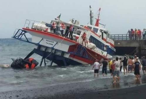 Ένα πλοίο που βυθίστηκε στα ρηχά: «Έκατσε» στην άμμο - Οι επιβάτες άφηναν τις λέμβους και περπατούσαν στην παραλία (Video) - Media