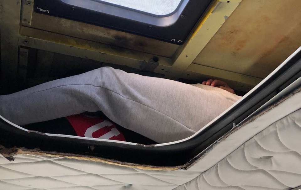 Πάτρα: Στην οροφή της καμπίνας φορτηγού είχε στοιβάξει έξι ανθρώπους (Photos-Video) - Media