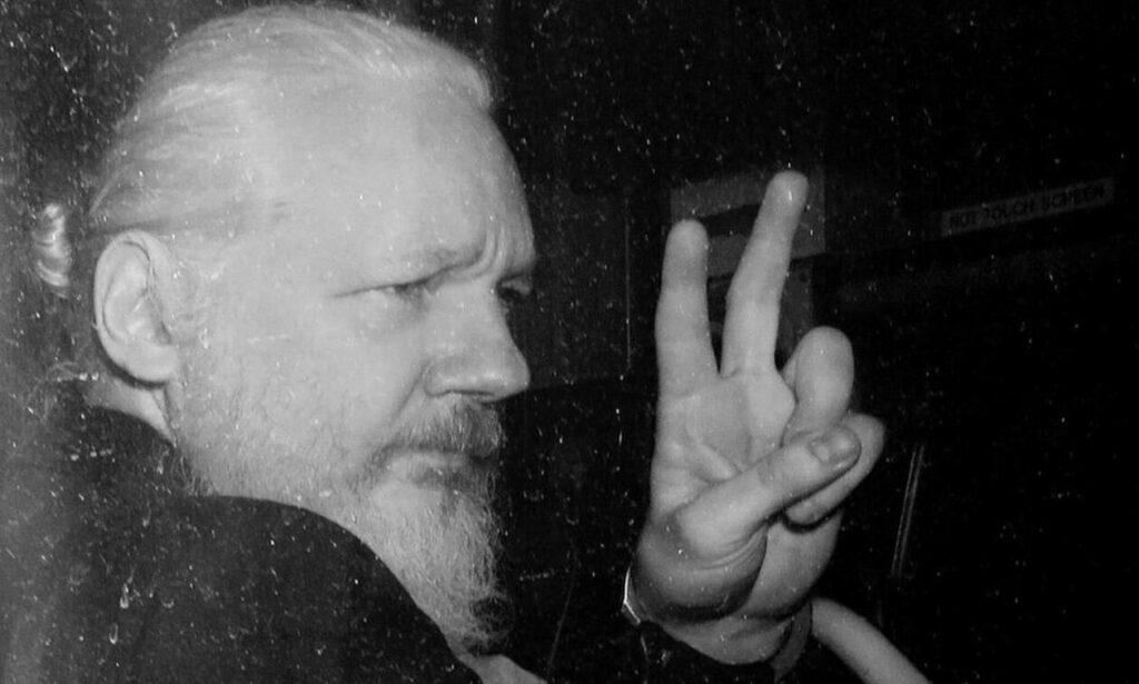 Τζούλιαν Ασάνζ: Σταυροφόρος της αλήθειας ή ναρκισσιστής και χειραγωγός; - Media